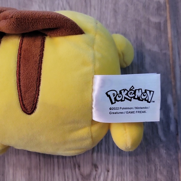 Pokémon l yellow plush l 9inch l stuffed animal - Picture 3 of 4